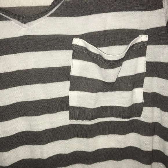 Cute flowy v-neck striped t-shirt ! - Picture 3 of 4
